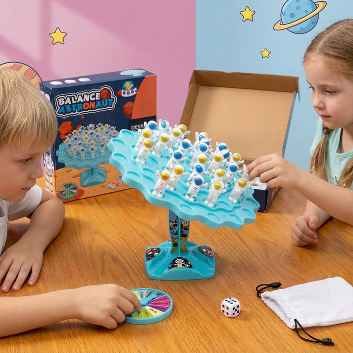 Kind spielt Geschicklichkeitsspiel 'Astronauten Balance' mit Freunden, Spaß für die ganze Familie.