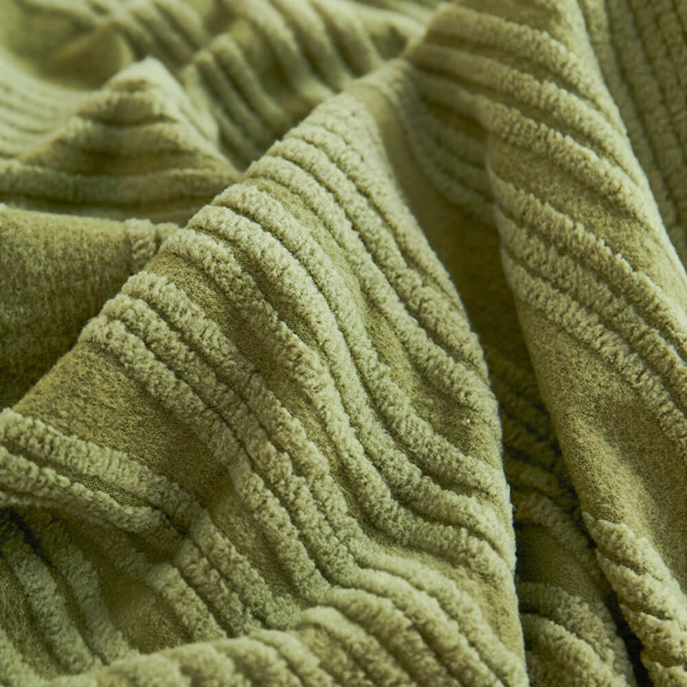 Kratzfester & waschbarer Sofabezug aus elastischem Jacquard. Optimaler Schutz für Möbel vor Haustieren im Wohnzimmer.