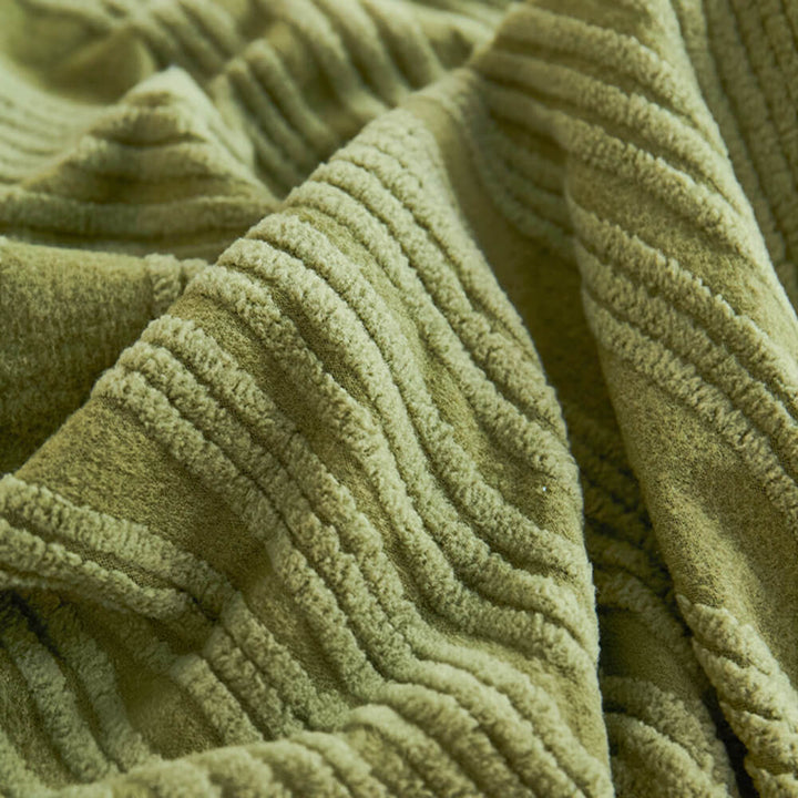 Kratzfester & waschbarer Sofabezug aus elastischem Jacquard. Optimaler Schutz für Möbel vor Haustieren im Wohnzimmer.
