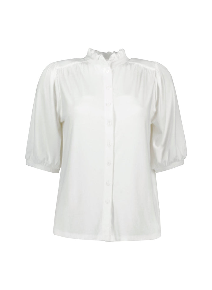Weiße Damen Kurzarm-Bluse mit elegantem Rüschenkragen und Knopfleiste. Perfekt für Business & Freizeit.