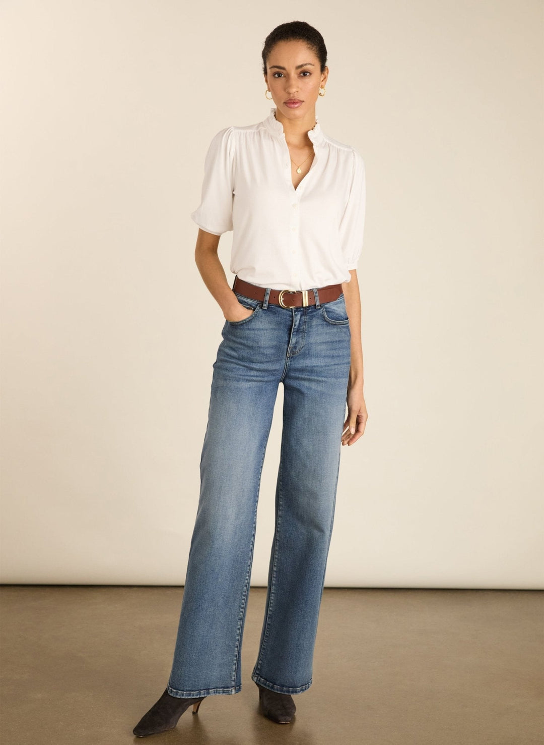 Bequeme Kurzarmbluse für Damen mit Rüschenkragen in Weiß. Ideal für einen stilvollen Auftritt. Made in Europe.