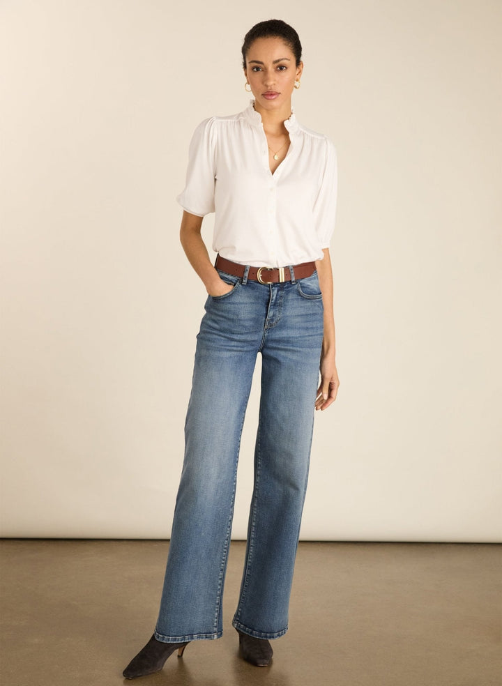 Bequeme Kurzarmbluse für Damen mit Rüschenkragen in Weiß. Ideal für einen stilvollen Auftritt. Made in Europe.