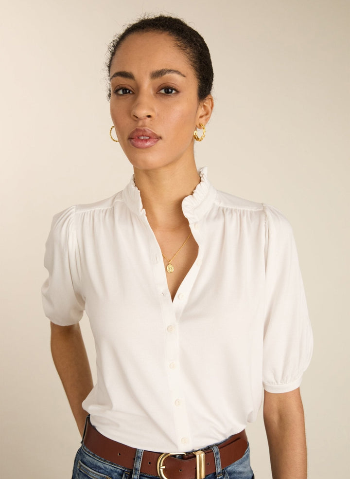 Elegante Damen Sommerbluse in Weiß mit kurzem Arm und modischem Rüschenkragen. Lockerer Schnitt, bequem.