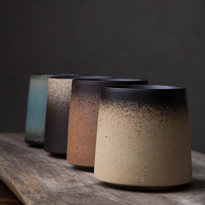 Nahaufnahme: Japanische Keramiktasse mit sanftem Farbverlauf. Einzigartiger Retro-Becher für Heißgetränke.