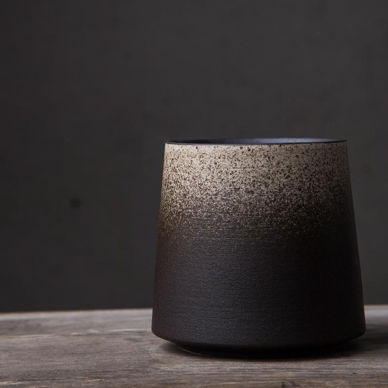 Detail einer japanischen Keramiktasse, Retro-Design, mit farbenfrohem Farbverlauf. Vielseitiger Kaffee- & Teebecher.
