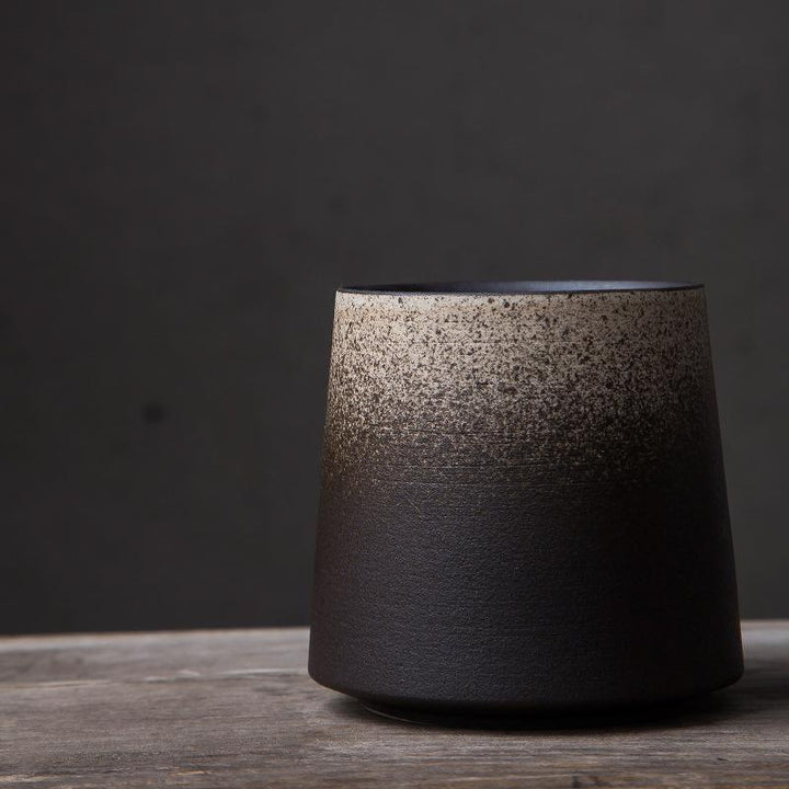 Detail einer japanischen Keramiktasse, Retro-Design, mit farbenfrohem Farbverlauf. Vielseitiger Kaffee- & Teebecher.