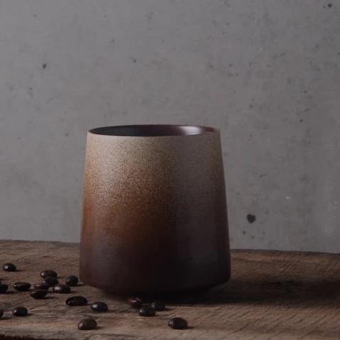 Authentische japanische Keramiktasse, Retro-Stil, mit elegantem Farbverlauf. Praktischer Kaffee- und Teebecher.