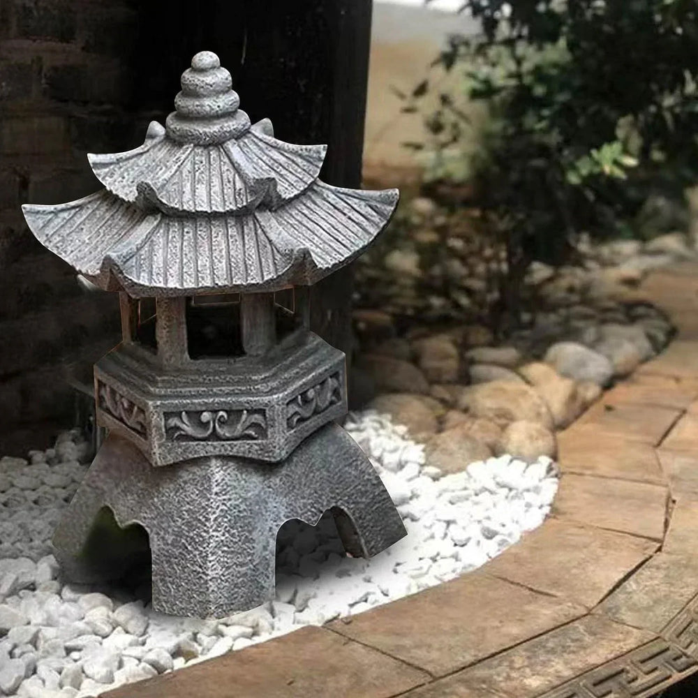 Dekorative asiatische Pagoden-Gartenleuchte, solarbetrieben, schafft Zen-Atmosphäre als Gartendekoration.