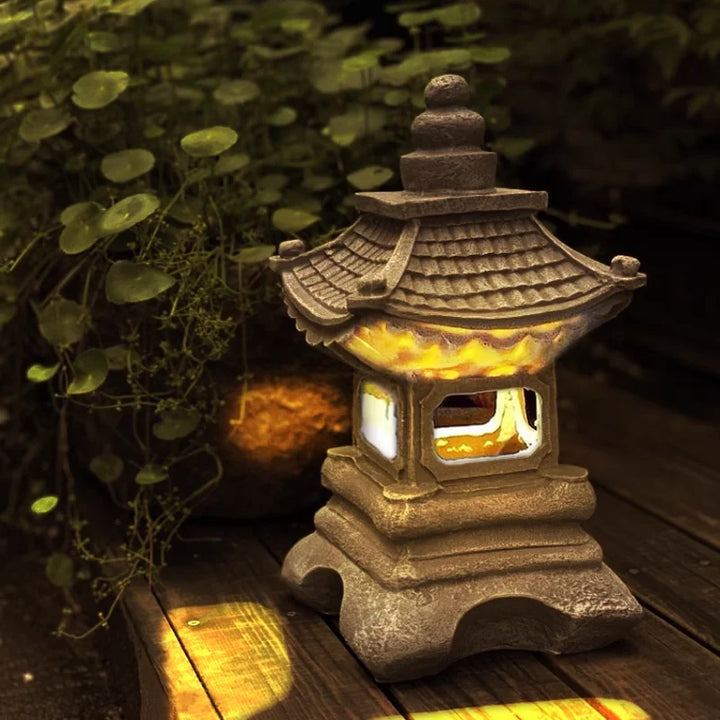 Stimmungsvolle warmweiße LED-Solarleuchte im japanischen Pagoden-Stil, perfekt für asiatischen Zen-Garten.