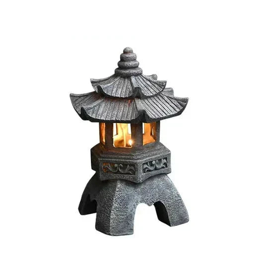 Robuste Solar-Gartenleuchte im asiatischen Pagoden-Stil, für harmonische Zen-Atmosphäre im Garten.