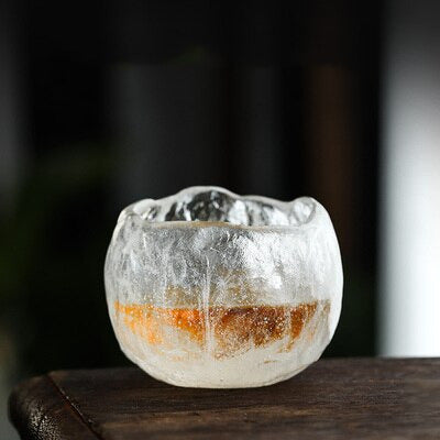 Japanische Teetasse aus gefrorenem Glas, einzigartiges Design für exklusiven Teegenuss.