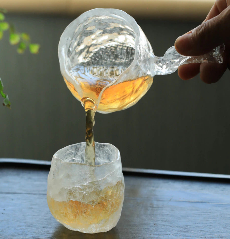 Stilvolle japanische Teetasse aus gefrorenem Glas, Teil einer Teekultur-Kollektion.