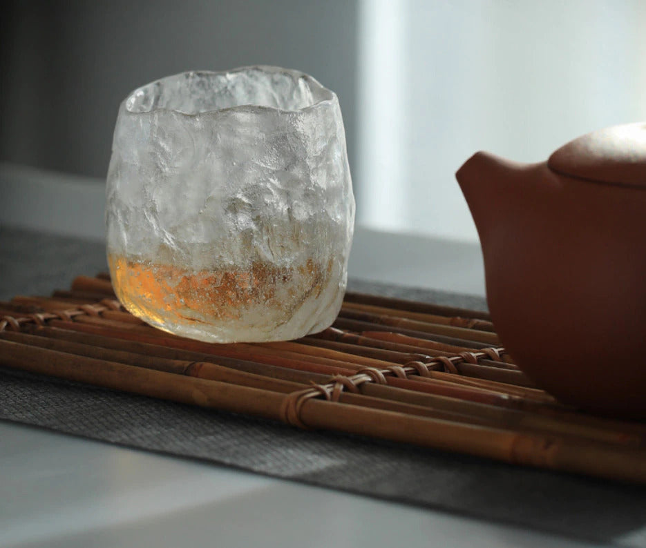 Authentische japanische Teetasse aus gefrorenem Glas, ideal für grünen Tee.