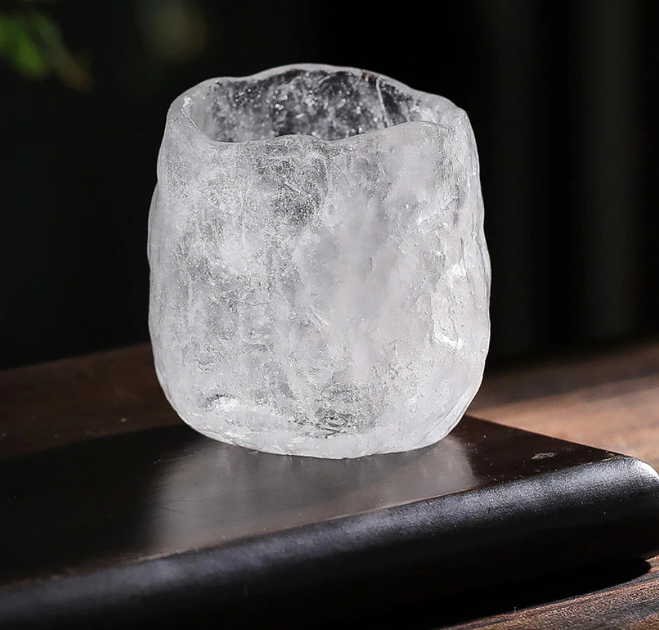 Design-Teetasse im japanischen Stil, gefertigt aus speziellem gefrorenem Glas.