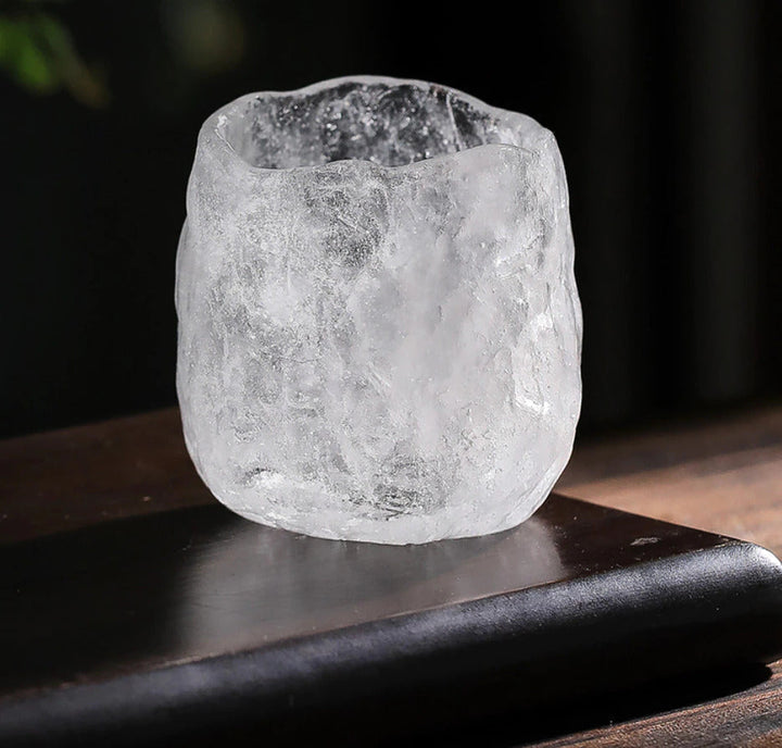 Design-Teetasse im japanischen Stil, gefertigt aus speziellem gefrorenem Glas.