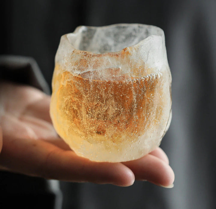 Einzigartiges Trinkgefäß: Japanische Teetasse aus mattem, gefrorenem Glas für Tee.