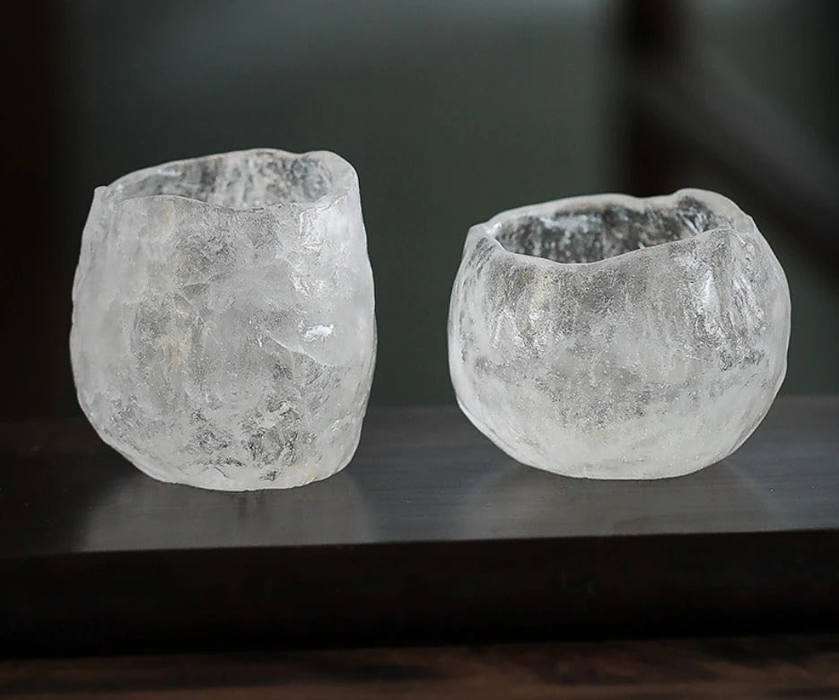 Japanische Teetasse aus gefrorenem Glas, modern und traditionell, für besonderen Teegenuss.