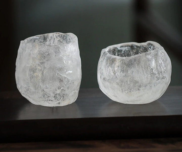 Japanische Teetasse aus gefrorenem Glas, modern und traditionell, für besonderen Teegenuss.