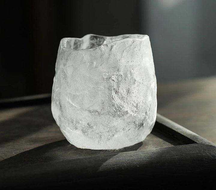 Detailaufnahme der japanischen Teetasse aus strukturiertem gefrorenem Glas.
