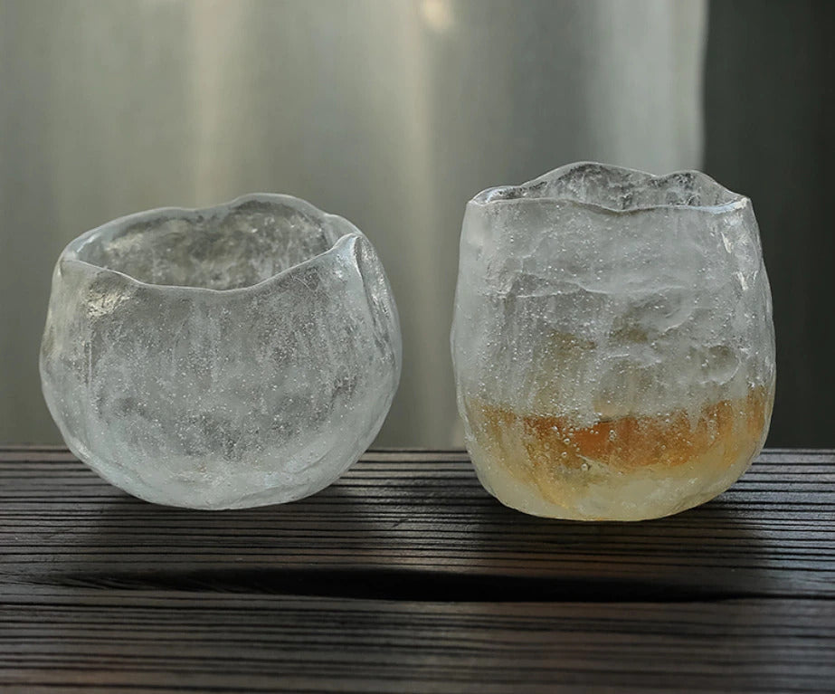 Leere japanische Teetasse aus gefrorenem Glas, bereit für einen aromatischen Tee.