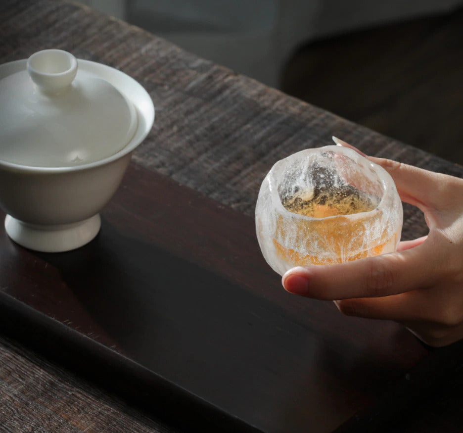 Japanisches Teegeschirr: Exklusive Teetasse aus gefrorenem Glas, handgefertigt.