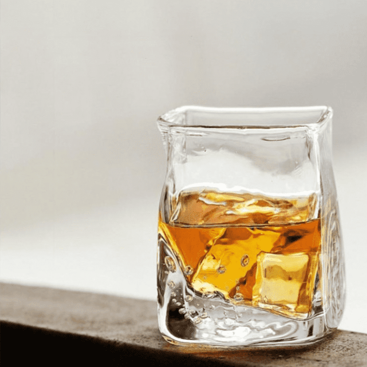 Luxuriöses japanisches Whiskeyglas im Edo-Stil, handgefertigt für exquisite Trinkmomente.
