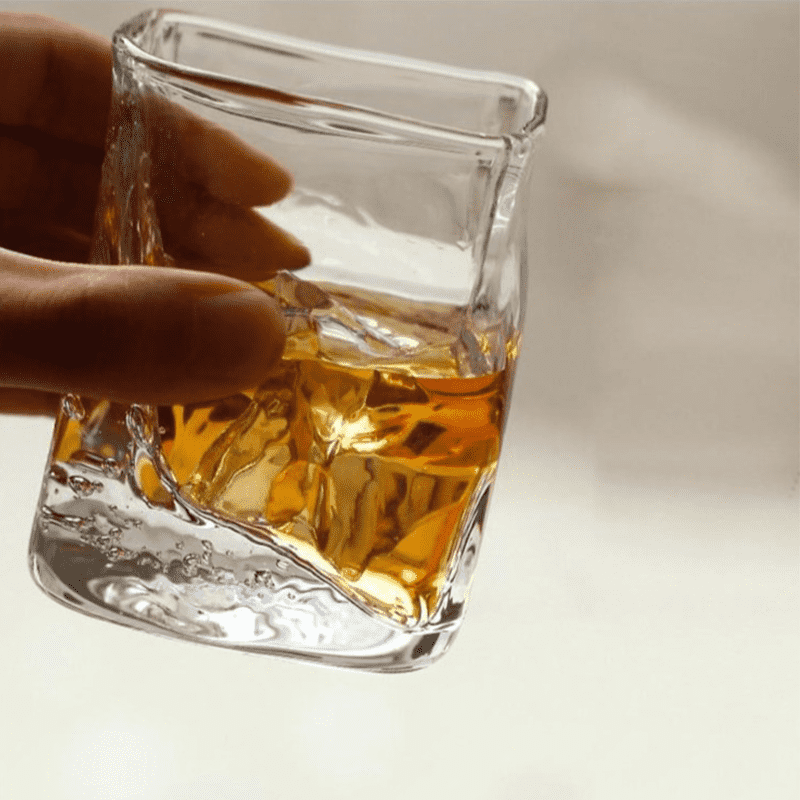 Einzigartiges japanisches Whiskey Trinkglas aus Kristall, stilvolles Barzubehör & Geschenkidee.