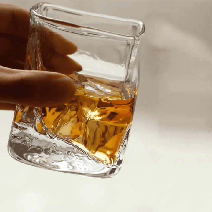 Einzigartiges japanisches Whiskey Trinkglas aus Kristall, stilvolles Barzubehör & Geschenkidee.