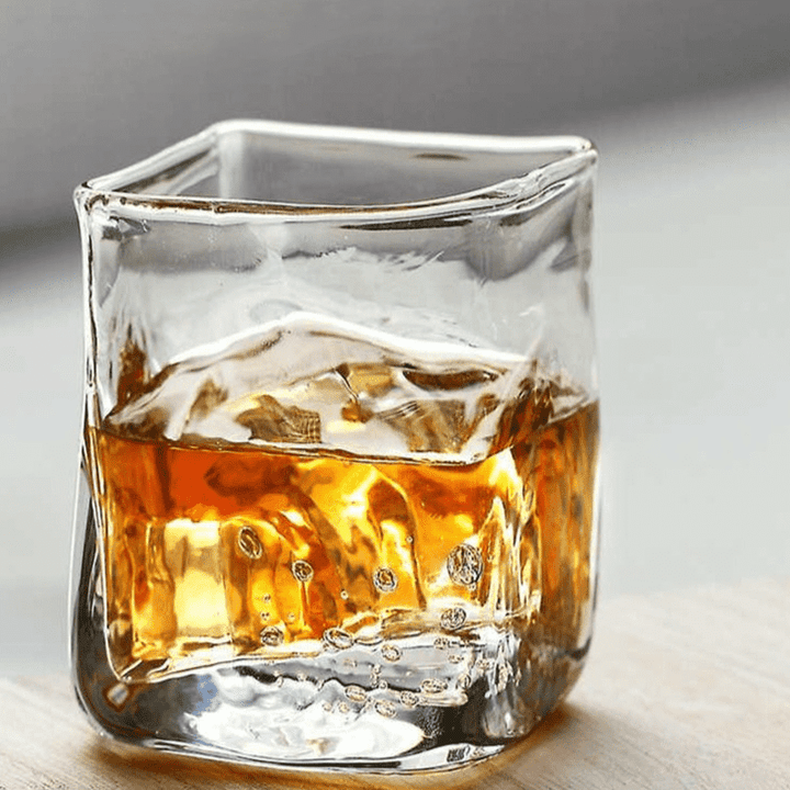 Edles japanisches Whiskey Glas im Edo-Stil, luxuriöses Kristallglas für besondere Anlässe.