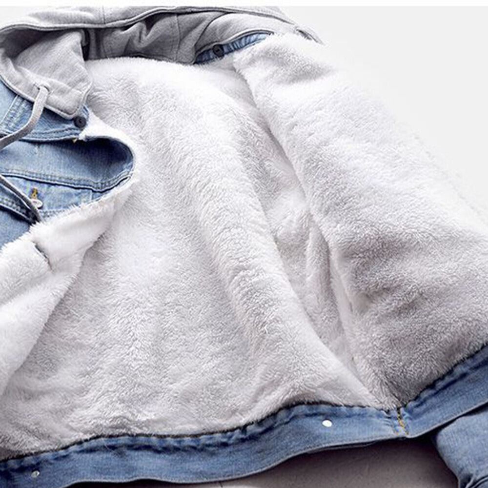 Trendige Damen Jeansjacke Plus-Size mit warmer Kapuze. Vielseitige Herbst- und Winterjacke in Denim-Blau.