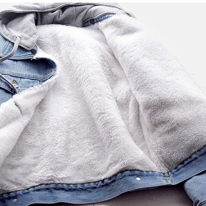 Trendige Damen Jeansjacke Plus-Size mit warmer Kapuze. Vielseitige Herbst- und Winterjacke in Denim-Blau.