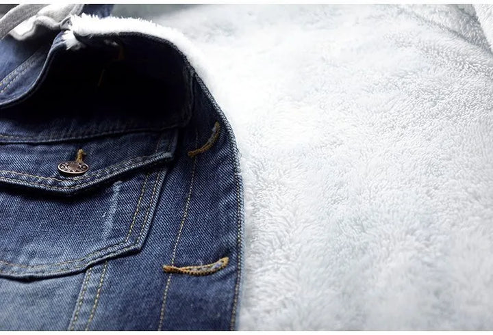 Modische Plus-Size Damen Kapuzen-Jeansjacke für Herbst & Winter. Lässiger Denim-Stil, bequem und warm.