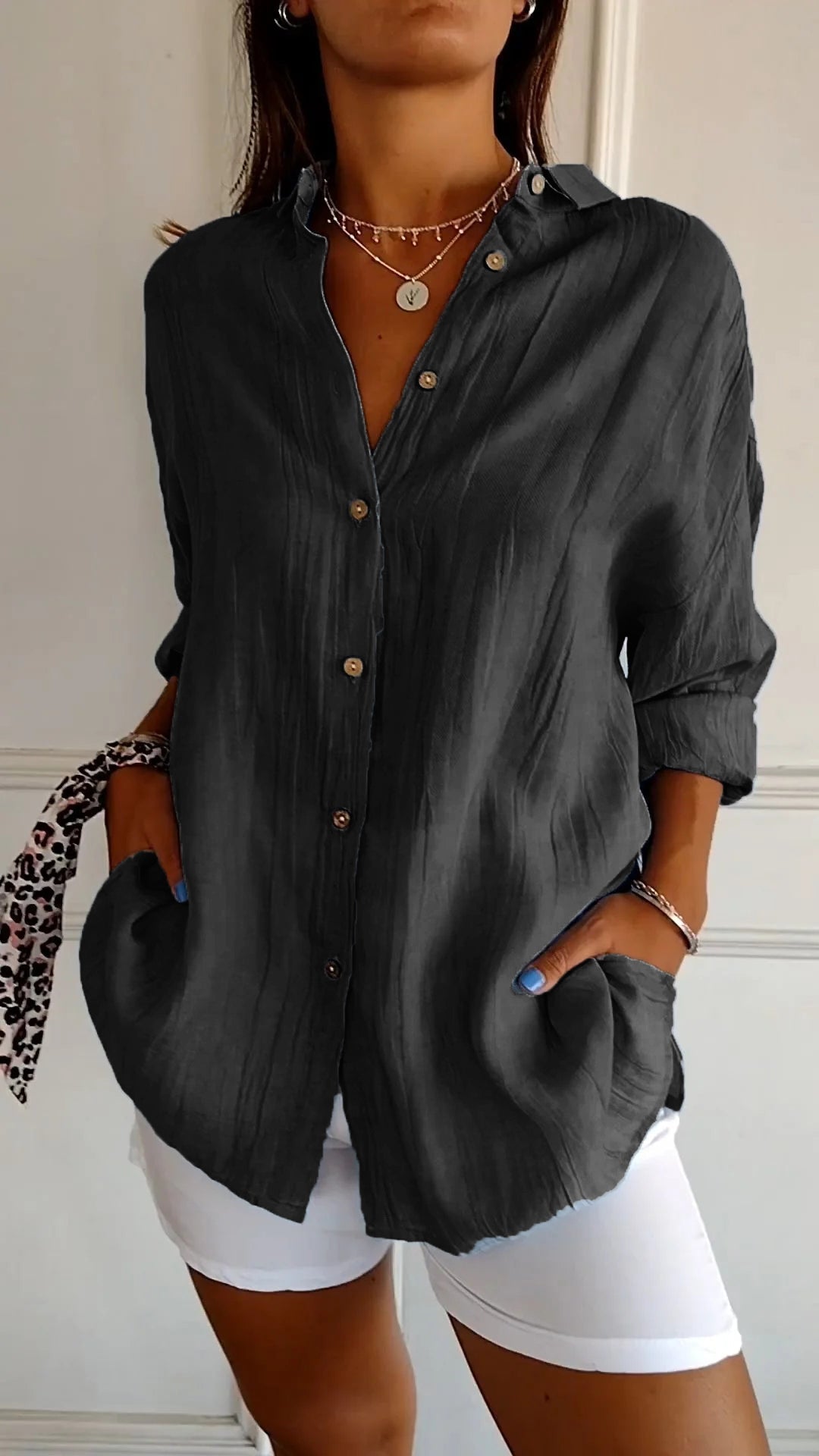 Nahaufnahme des weichen Stoffes: Pflegeleichte Damen Business Bluse, elegant, bequem für Büro und Alltag. Hoher Tragekomfort.