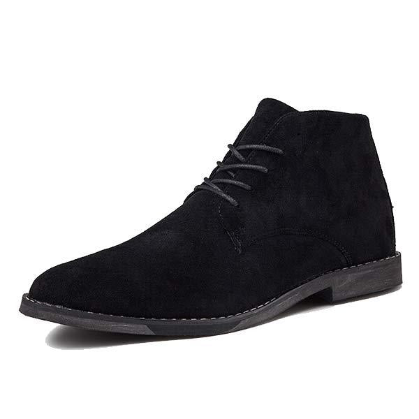 Nahaufnahme: Feine Details der Schnürsenkel an eleganten Herren Halbschuhen, klassische Männer-Schnürschuhe.