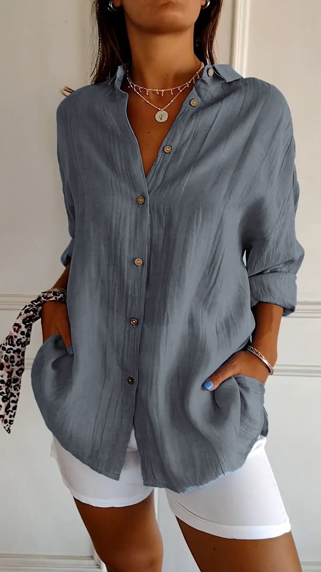 Modell trägt klassische weiße Damen Business Bluse, elegant und bequem, perfekt für Büro, Freizeit & festliche Anlässe.