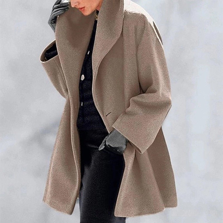 Sehr warmer Damen Wintermantel mit breitem Kragen. Komfortable Oberbekleidung für kalte Wintertage.