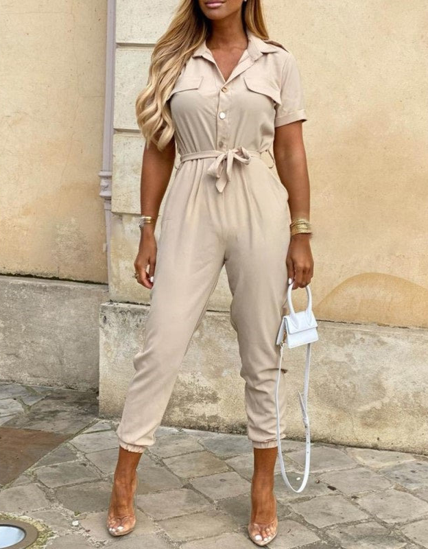 Bequemer kurzärmliger Damen Jumpsuit mit Gürtel als stilvolles Sommeroutfit. Weites Bein.