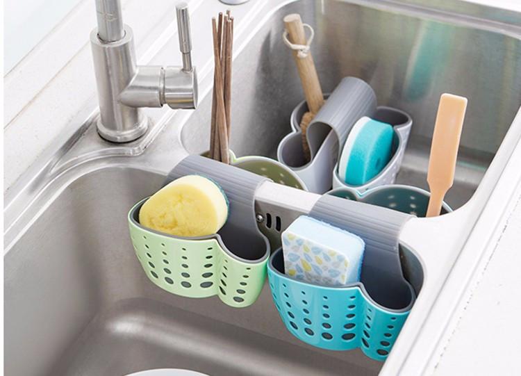 Hygienischer Spülorganisator für Doppelspülbecken mit Abflusslöchern, ideal für Schwämme und Spülbürsten.
