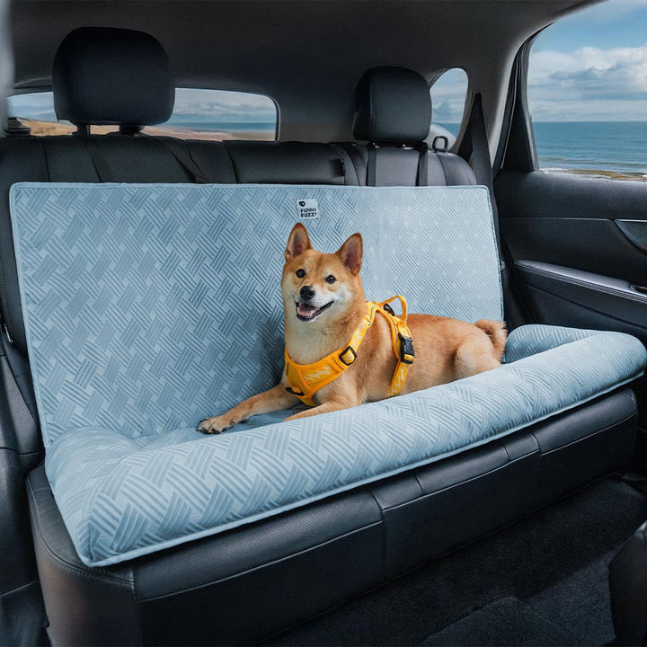 Kühlendes Hundeautositzbett für sicheren Komfort im Auto; ideal für jede Fahrt und Größe.