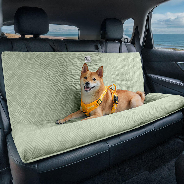Autositz für Hunde mit Sicherheitsbefestigung, garantiert eine sichere Fahrt für Ihr Haustier.