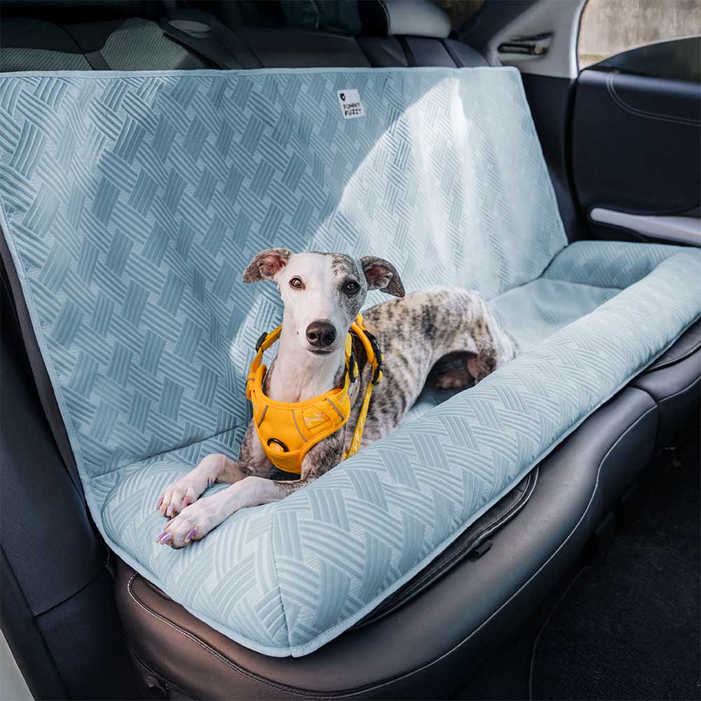 Hundeautositz mit Kühlmatte, perfekt für lange Reisen; schützt Ihr Tier im Auto.