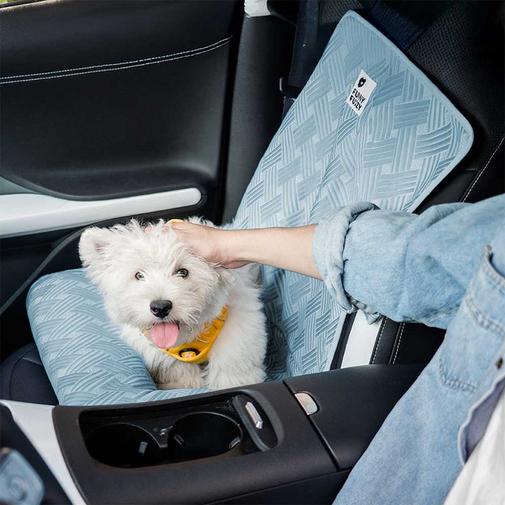 Komfortables Hundeautositzbett, kühlend & waschbar, für eine sichere Fahrt Ihres Hundes.