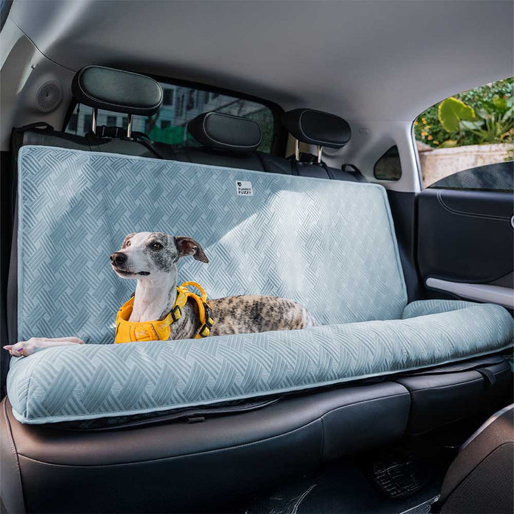 Tierfreundliches Hundeautositzbett, kühlend & stabil, für sichere Autofahrten mit Hund.