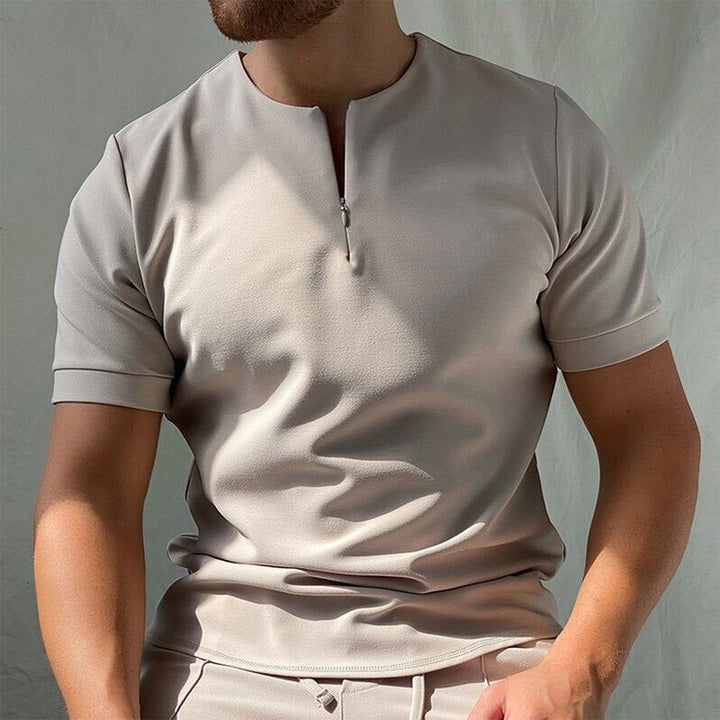 Stylisches Herren Freizeit T-Shirt mit kurzem Reißverschluss. Bequemes, körperbetontes Kurzarmshirt für den Alltag.