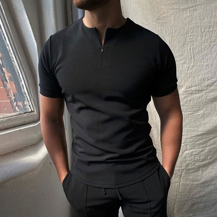 Modernes Herren Slim Fit Freizeitshirt Zac mit Reißverschluss am Kragen. Modisches, körperbetontes Kurzarm Oberteil.