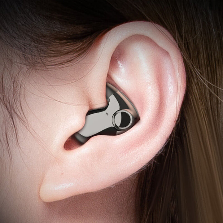 Person trägt ultraleichte kabellose Schlafkopfhörer. In-Ear Ohrhörer für ruhigen Schlaf mit Geräuschunterdrückung.