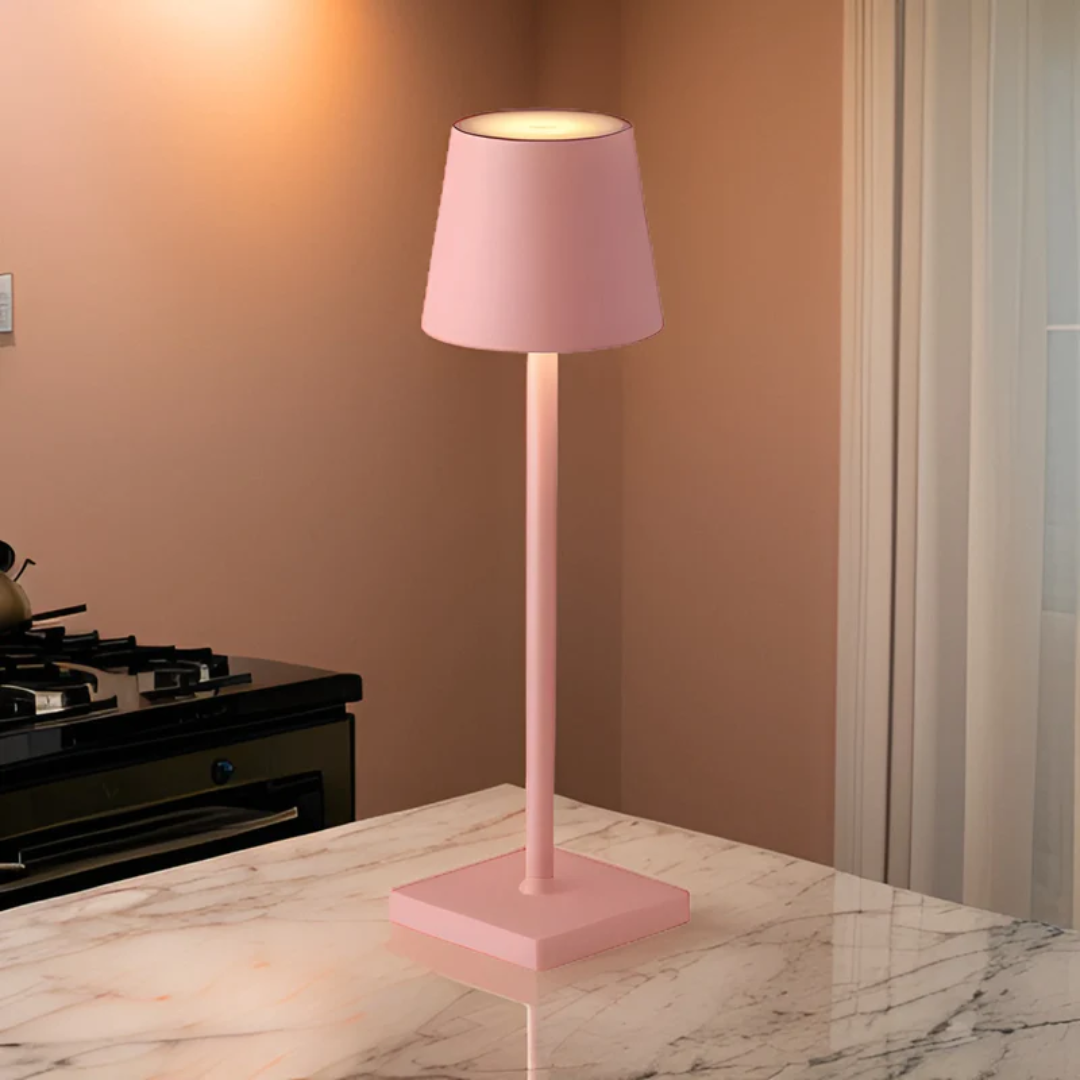 Dimmbare kabellose LED Tischlampe NordicAura, energieeffizient, für gemütliche Innen- & Außenatmosphäre.