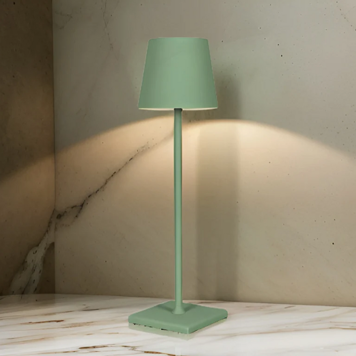 Wiederaufladbare multifunktionale Tischlampe NordicAura, kabellos, für flexible Beleuchtung drinnen & draußen.