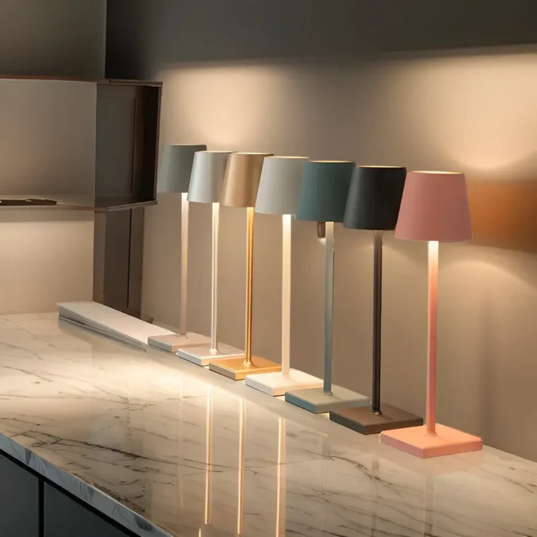 Kabellose LED Tischlampe NordicAura, dimmbar, schafft stilvolle Atmosphäre im Wohnzimmer oder auf dem Balkon.