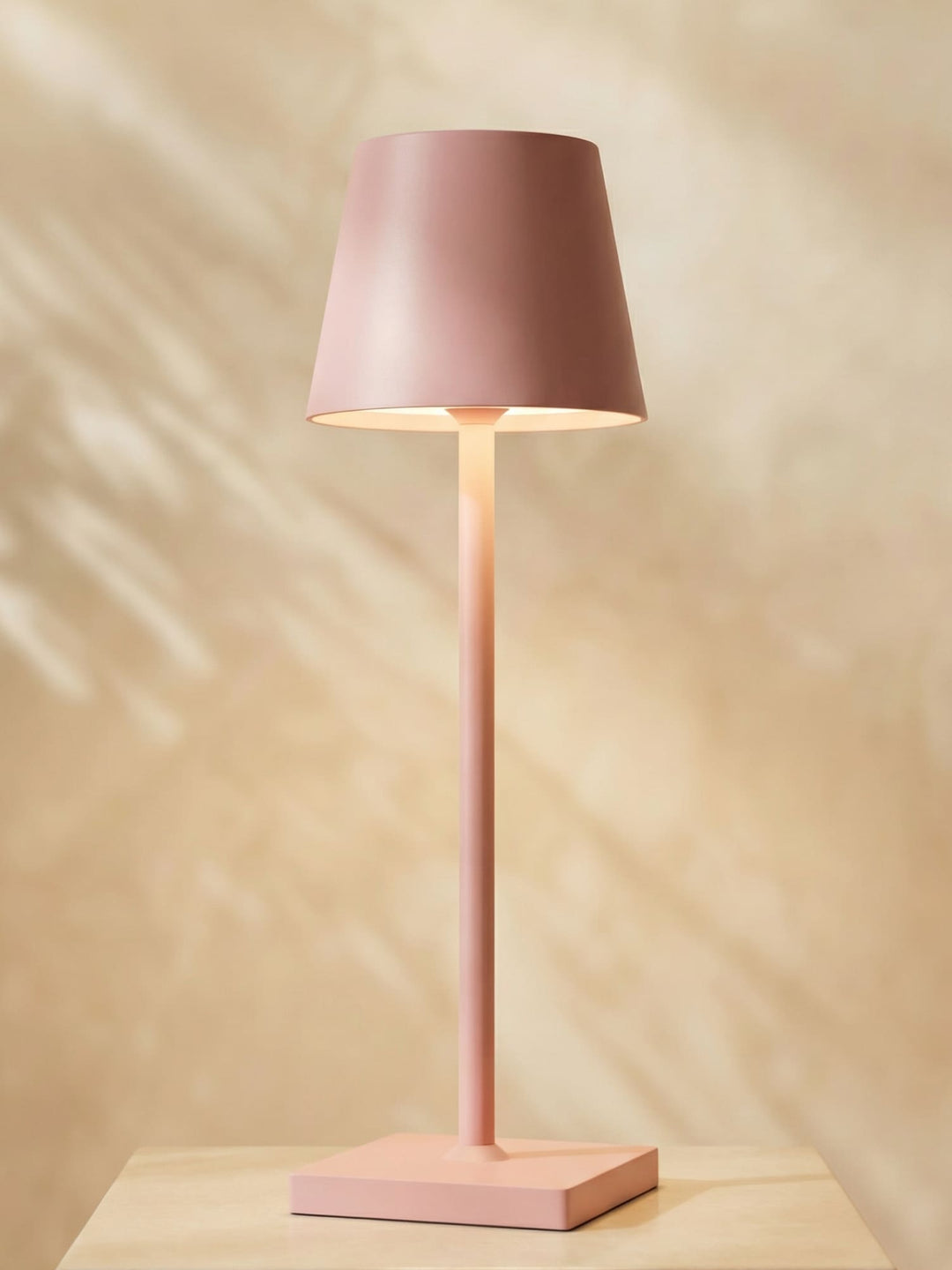 Kabellose dimmbare LED-Tischlampe NordicAura im nordischen Stil; wiederaufladbar für Innen- & Außenbereich.
